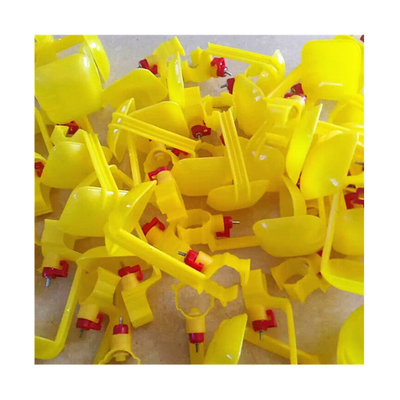 Bebedores automáticos de la taza del goteo del bebedor de la entrerrosca del pollo de las aves de corral del equipo del agua potable del pollo en Kenia